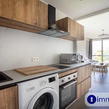 Air-conditioned 5 Minutes From The And Shops Apartment *