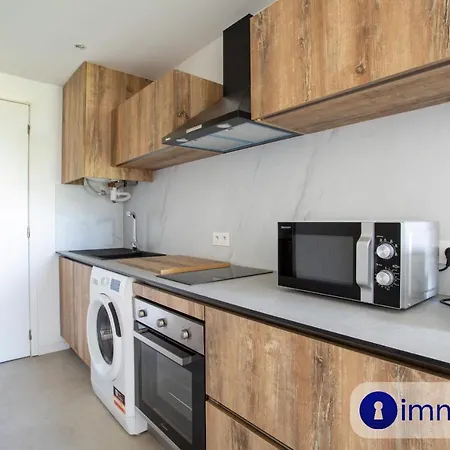Air-conditioned 5 Minutes From The And Shops