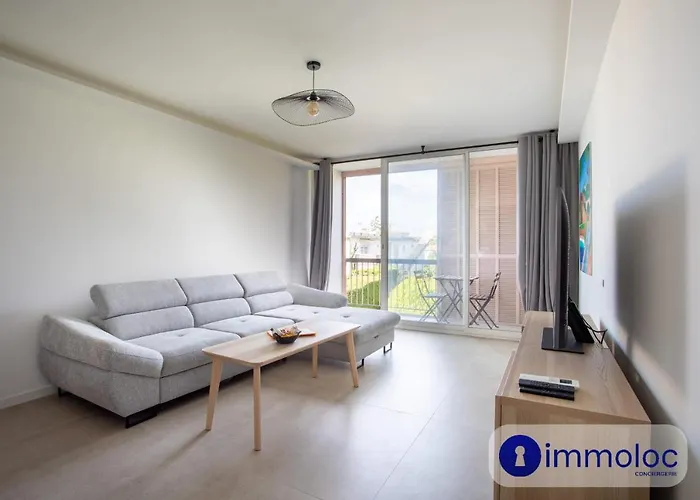 Air-conditioned 5 Minutes From The And Shops Apartment