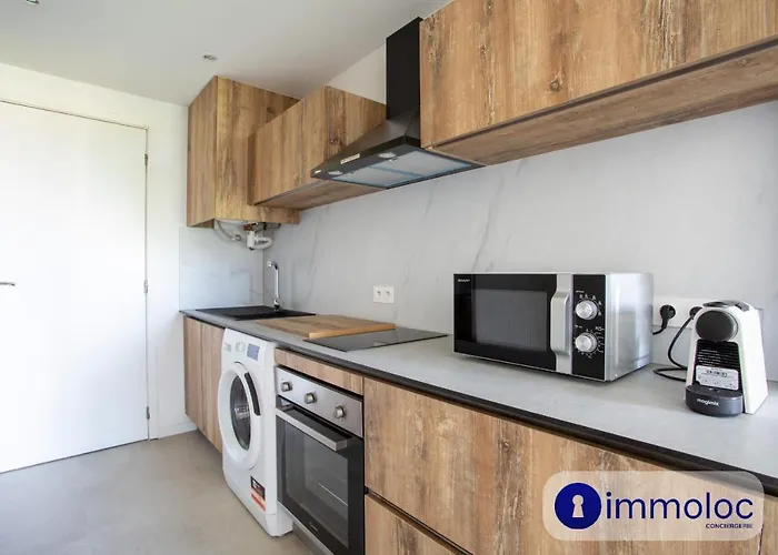 Air-conditioned 5 Minutes From The And Shops