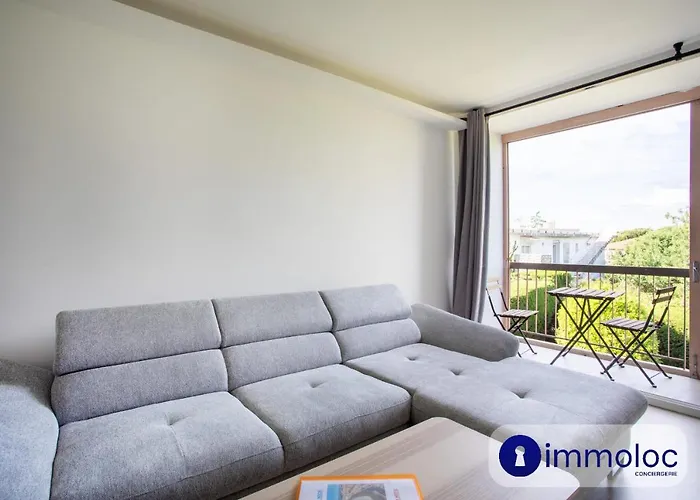 Air-conditioned 5 Minutes From The And Shops Apartment